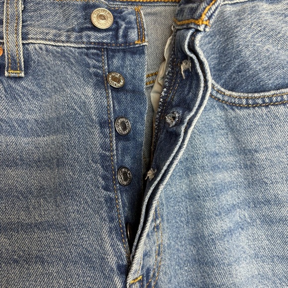 Levi Distressed Blue Jeans - Picture 4 of 7